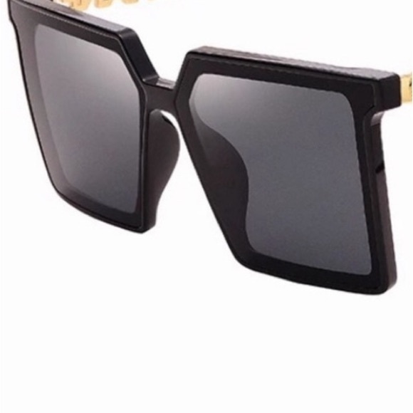 Saví Noir Square Oversized Graphic Sunglasses - Picture 1 of 1